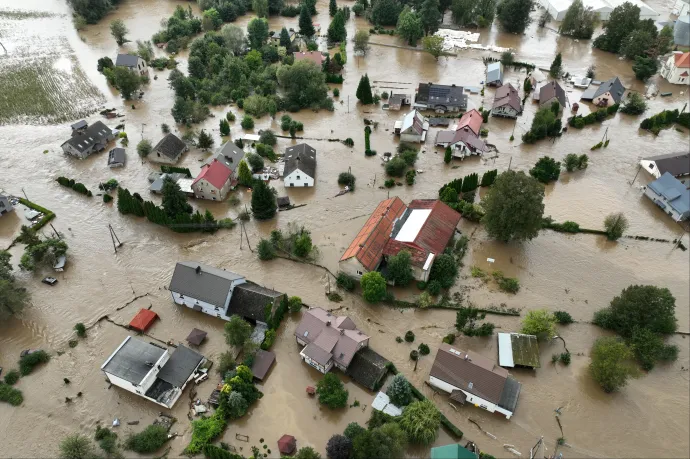 Helikopterekkel mentenek Lengyelországban az árvíz elől