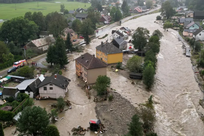 A csehországi Jesenik (fent) és Czechowice-Dziedzice város Dél-Lengyelországban szeptember 15-én – Fotó: David W Cerny / Reuters és Agencja Wyborcza.pl / Reuters