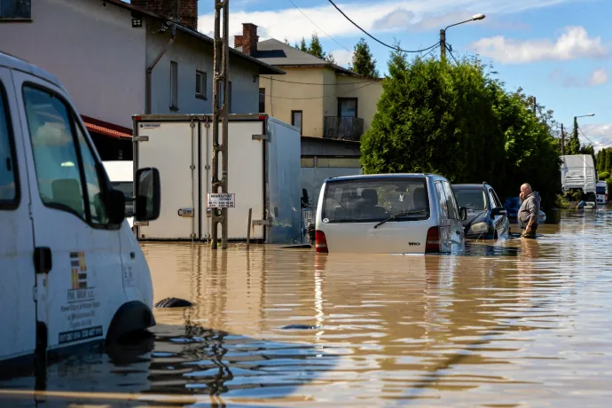 A csehországi Jesenik (fent) és Czechowice-Dziedzice város Dél-Lengyelországban szeptember 15-én – Fotó: David W Cerny / Reuters és Agencja Wyborcza.pl / Reuters