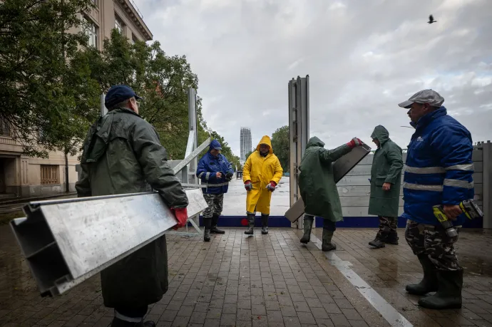 Mobilgátat építenek vízügyi szakemberek Pozsonyban 2024. szeptember 15-én – Fotó: Tomas Benedikovic / AFP