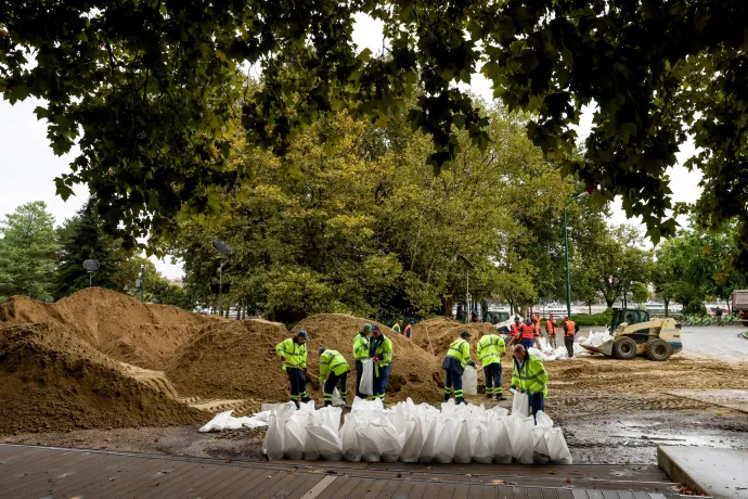 Filling sandbags on Margit Island on 16 September 2024 – Photo: Noémi Napsugár Melegh / Telex