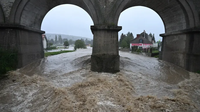 A kiáradt Traisen folyó Sankt Pöltenben – Fotó: HELMUT FOHRINGER / APA / AFP