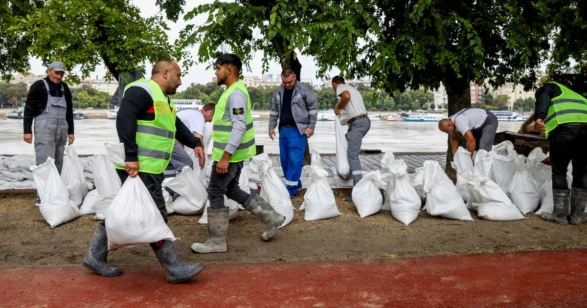 2000 köbméter homokkal készülnek a Duna tetőzésére a Margit-szigeten