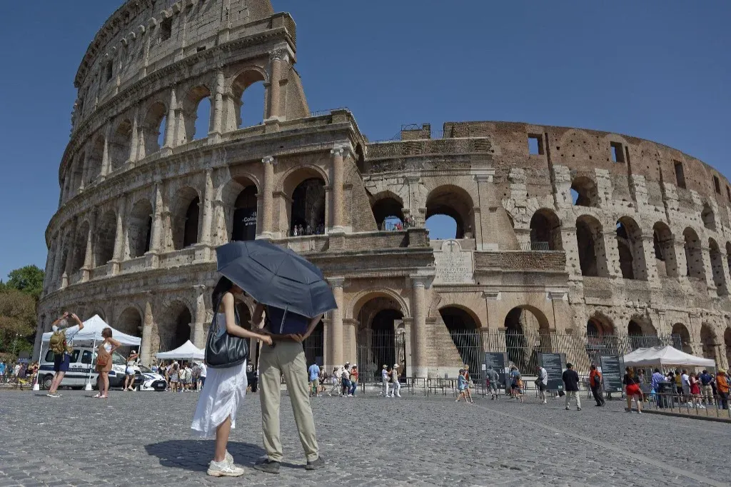 Tarthatatlanná vált a helyzet a turisták miatt, jövő évtől idegenforgalmi adót vezetnének be Rómában