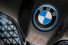 Magyarországon gyárthatták az alkatrészeket, amik miatt a BMW 1,5 millió autójával van probléma