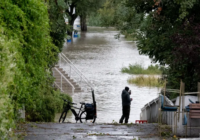 Egy férfi fényképezi az elárasztott Duna-partot Bécsben 2024. szeptember 16-án – Fotó: Joe Klamar / AFP