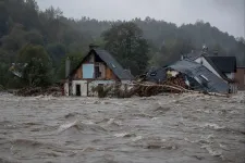 Otthonokba betörő víz, gátszakadások, elsodort autók – pusztít az árvíz egész Közép-Európában