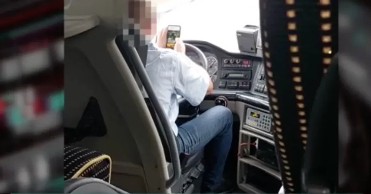 A szakadó esőben a könyökével kormányozta a buszt a mobilozó sofőr