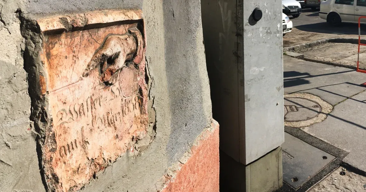 Eltűnt az 1838-as árvízszintjelző tábla a budai Bem tér sarkáról