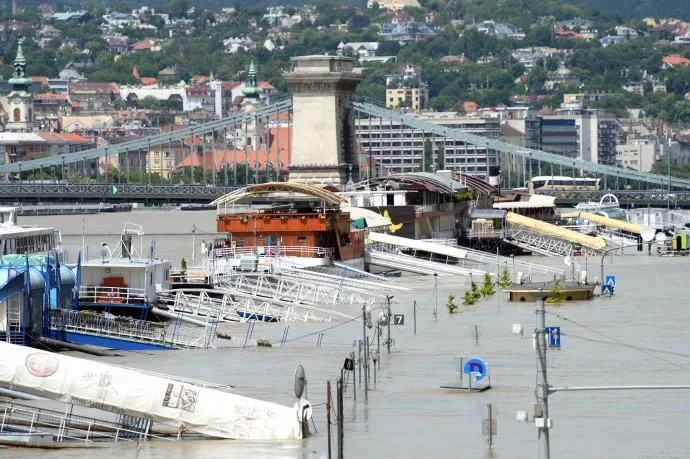 Duna-part 2013. június 10-én – Fotó: Kisbenedek Attila / AFP