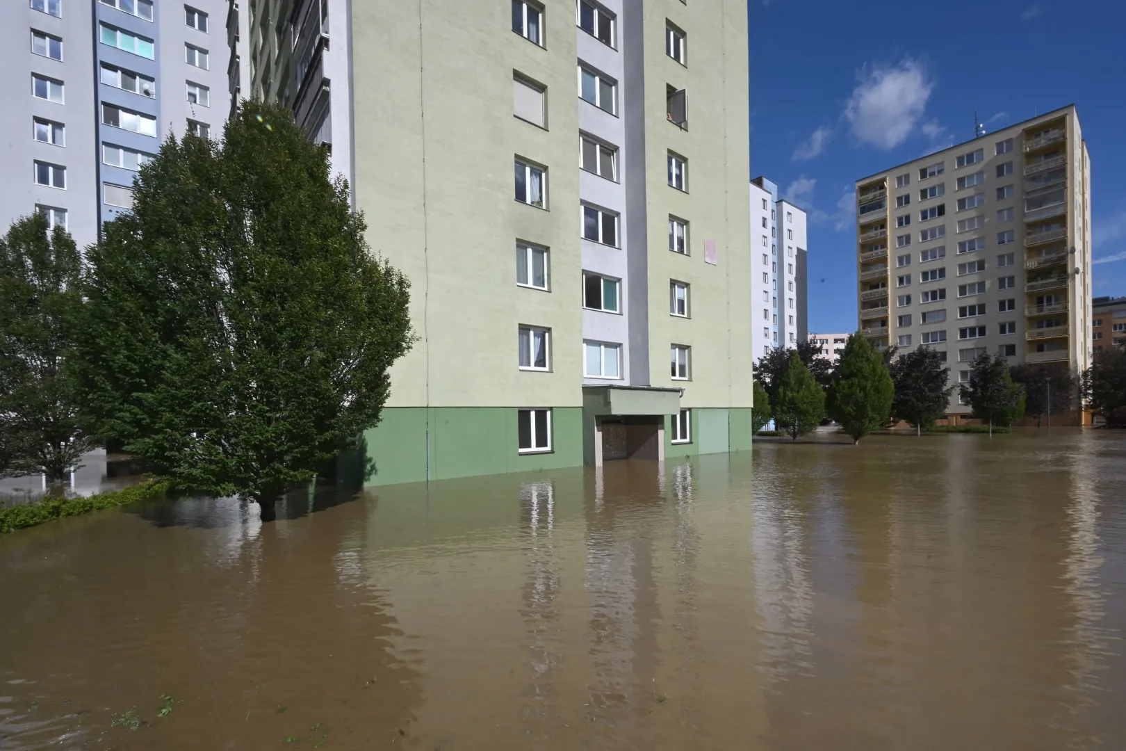 Lakóházak alsó szintjeit árasztotta el az Opava folyó a csehországi Opavában. Körülbelül ezer embernek kellett sietve elhagynia a város legnagyobb lakótelepét vasárnap – Fotó: Michal Cizek / AFP