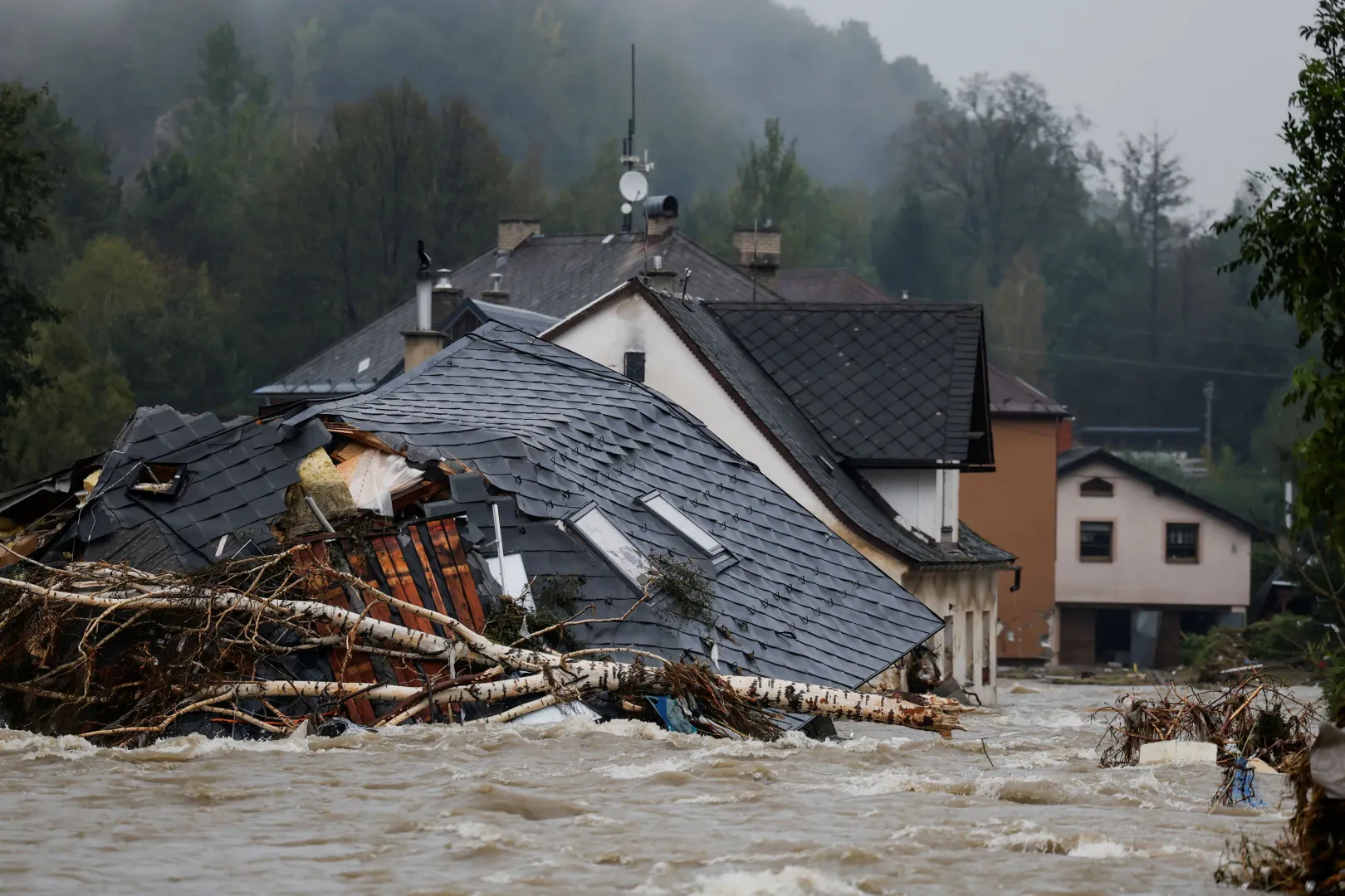 A heves esőzéseket követő árvíz után összeomlott ház Jesenikben, Csehországban – Fotó: David W Cerny / Reuters