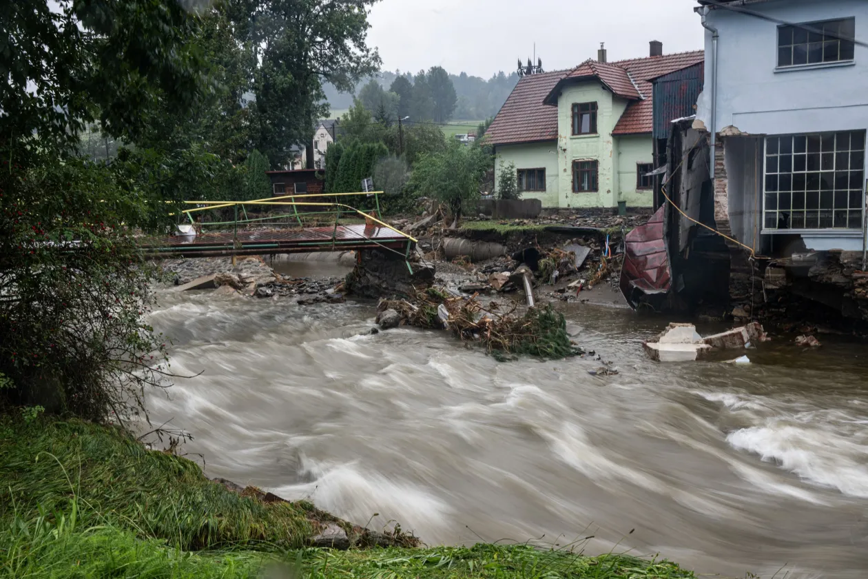 Ezen a szeptember 16-án, a csehországi Bělá pod Pradědemben készült képen a megduzzadt patak áradása által okozott károk láthatók. // Egy mentőmunkás ölben menekít egy nőt a heves esőzések után a csehországi Ostravában – Fotó: Michal Cizek / AFP; David W Cerny / Reuters