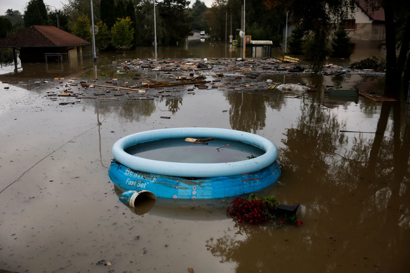 Elárasztott utca a heves esőzések után a csehországi Ostravában, szeptember 17-én – Fotó: David W Cerny / Reuters