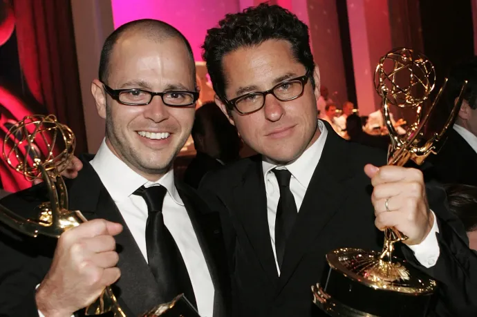 Damon Lindelof és J.J. Abrams az 57. Emmy-díjátadó kormányzói bálján a Shrine Auditoriumban 2005. szeptember 18-án – Fotó: Vince Bucci / Getty Images