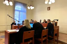 Sírva vallotta a bíróságon az embercsempész, hogy fenyegetés hatására lőtt rá a rendőrökre