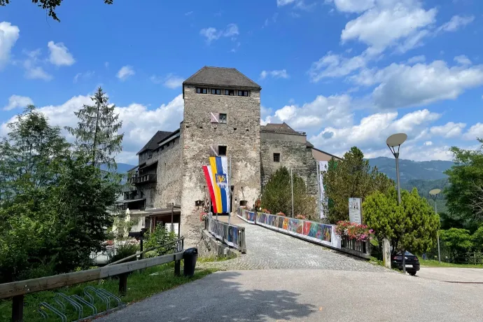 Oberkapfenberg vára és Flaami, a hóbagoly – Fotó: Tenczer Gábor / Telex