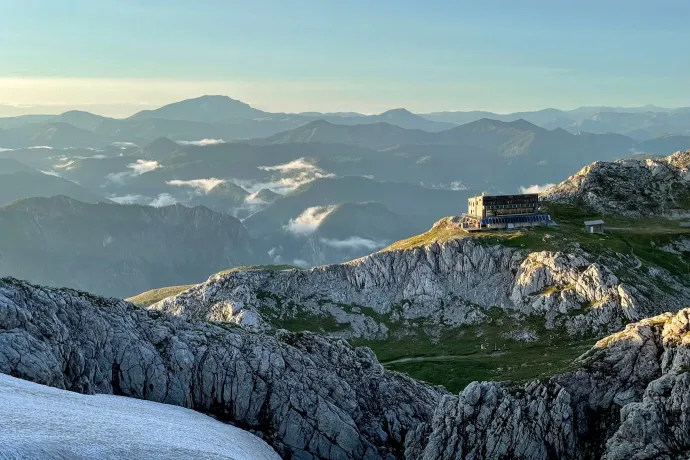 A Graf-Meran-steig, a Schiestlhaus és egy kőszáli kecske – Fotó: Székely Renáta és Tenczer Gábor / Telex