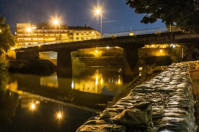 Homokzsákok bekészítve a bajai Pandúr-szigeten, a Petőfi híd lábánál található Véndió vendéglő védvonala pedig már kész – Fotó: Guld Péter