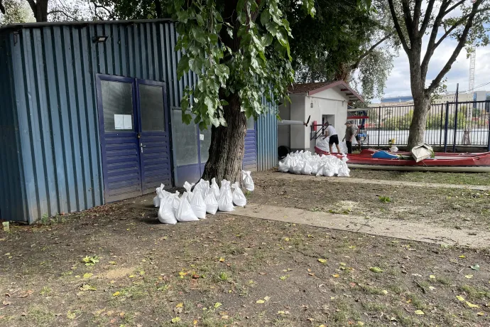 Homokzsákok a hajótárolók és a konditerem előtt, néhány lebegésre ítélt kenuval – Fotó: Világi Máté / Telex