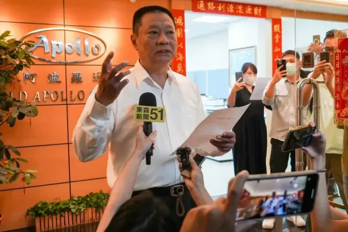 Gold Apollo chari Hsu Csing-Kuang speaking with journalists on 18 September – Photo: Yan Zhao / AFP