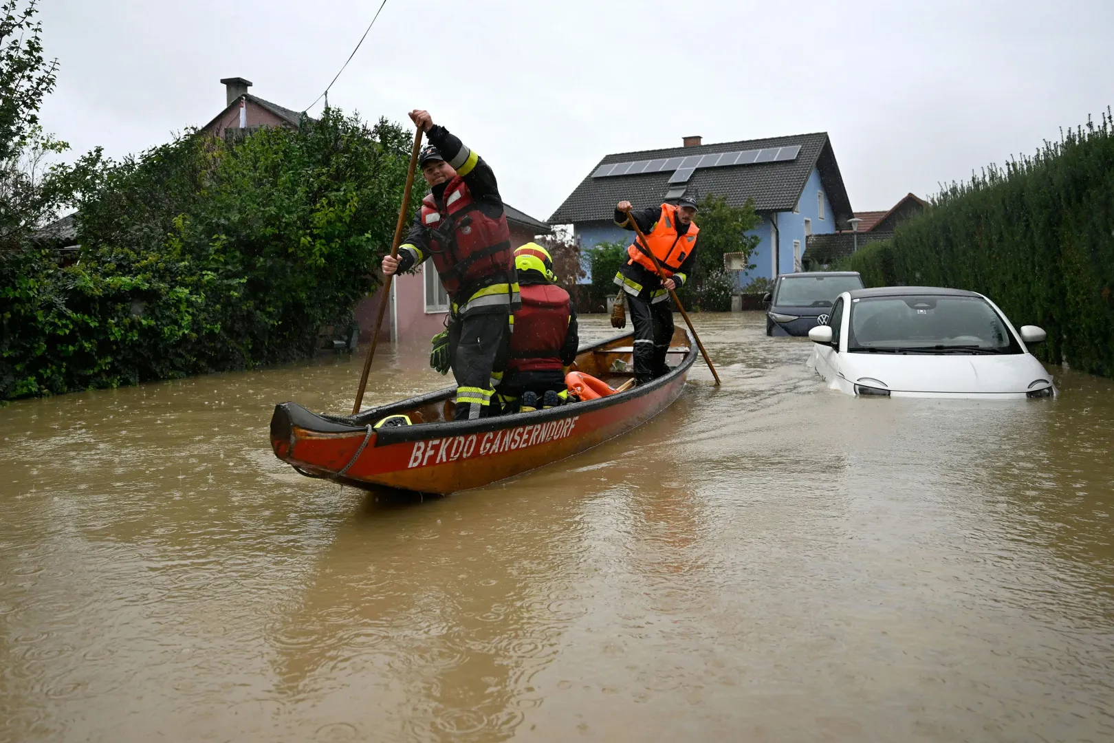 Tűzoltók az alsó-ausztriai Rust im Tullnerfeldben szeptember 16-án – Fotó: Helmut Fohringer / AFP