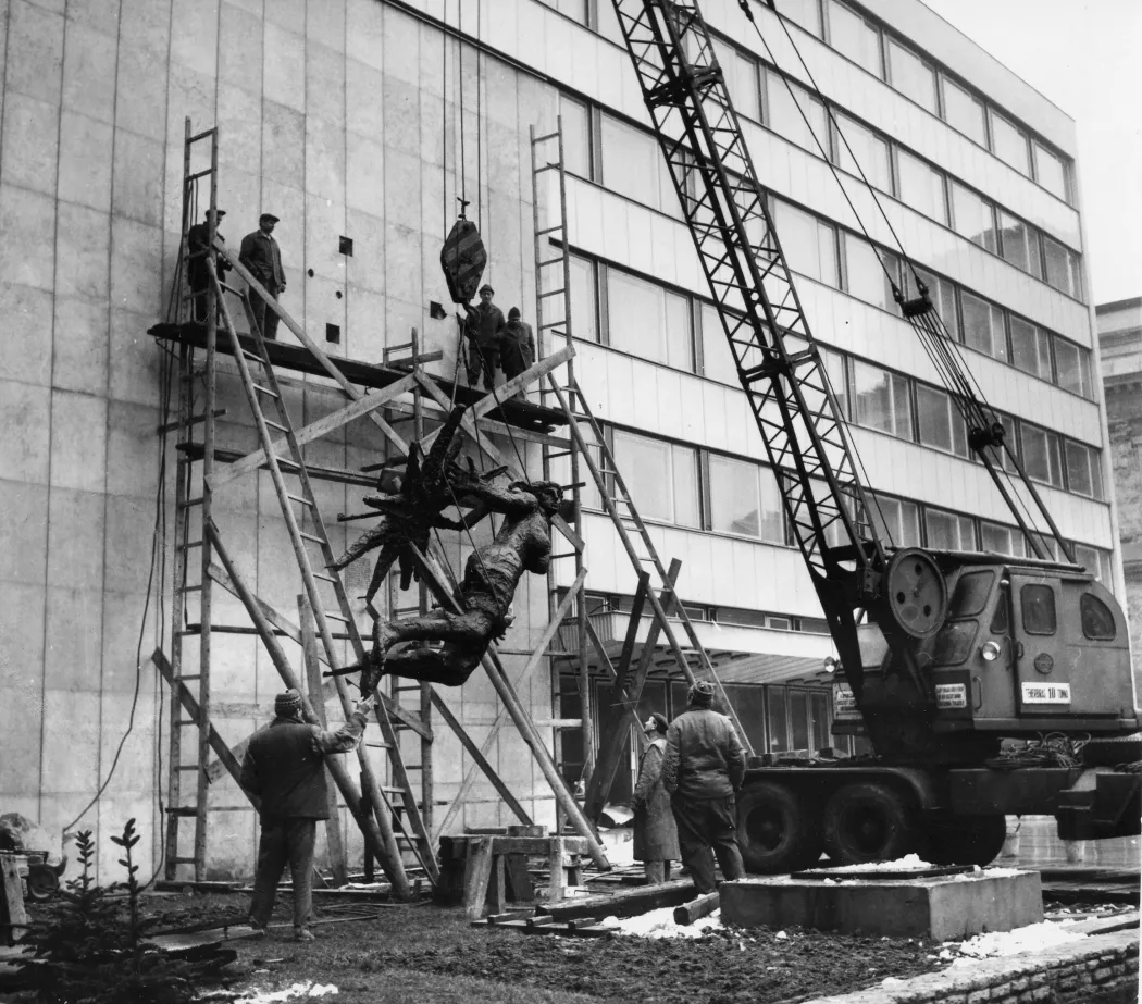 A Magyar Rádió Pollack Mihály téri székházán Somogyi József szobrászművész bronz reliefjét helyezik fel a munkások (1969) – Fotó: Rádió és Televízió Újság / Fortepan