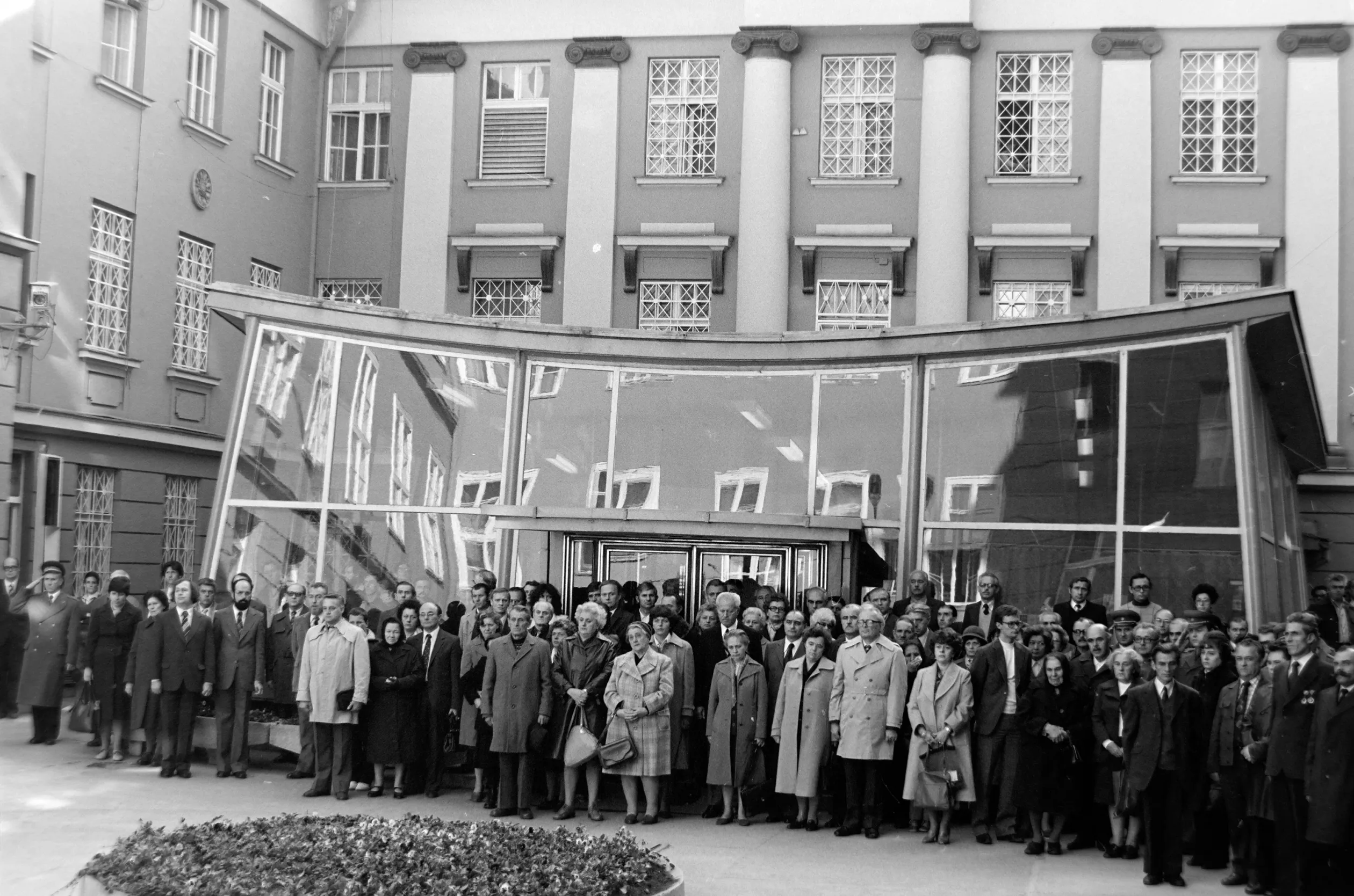 A rádió és televízió vezetői, valamint a tömegszervezetek képviselői megkoszorúzták "a Rádió védelmében 1956-ban elesett hősök" emléktábláját. Az ünnepség résztvevői az udvaron a Pagoda előtt 1970-ben – Fotó: Szalay Zoltán / Fortepan 