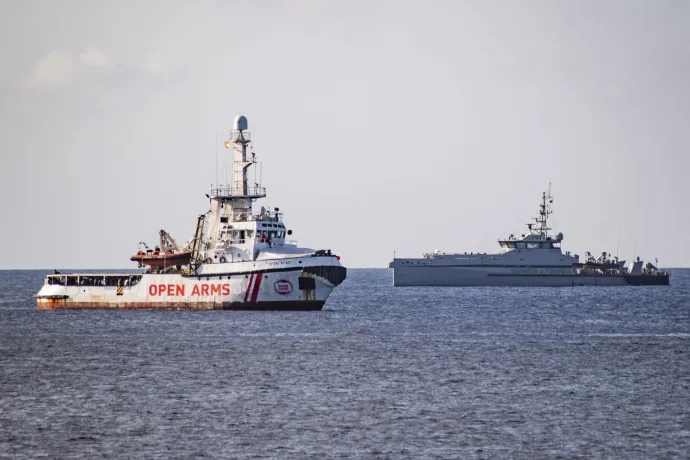 Az Open Arms hajója Lampedusa szigeténél 2019 augusztusában – Fotó: Alessandro Serrano / AFP 