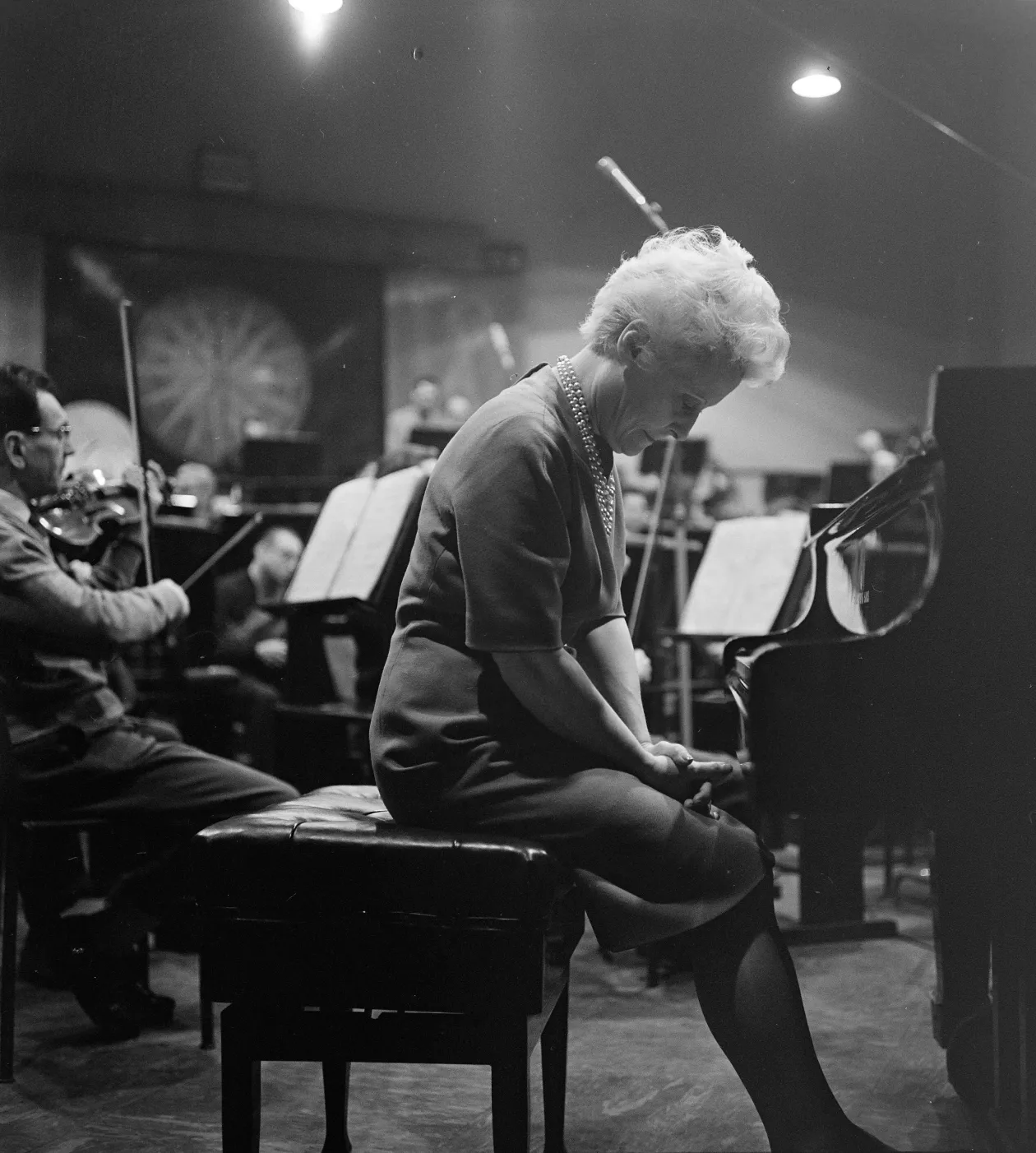 Az első képen Jeanne-Marie Darré francia zongoraművésznő a Magyar Rádió 6-os stúdiójában 1962-ben, a második képen Lamberto Gardelli olasz karmester vezényli a Magyar Rádió Szimfonikus Zenekarát, középen Házy Erzsébet operaénekes és Hidy Péter hegedűművész, 1962-ben, a harmadik képen Dean Dixon amerikai karmester a Magyar Rádió 6-os stúdiójában 1962-ben, a negyedik képen Kocsis Zoltán és Ránki Dezső zongoraművészek a Magyar Rádió stúdiójában 1972-ben – Fotó: Szalay Zoltán / Fortepan