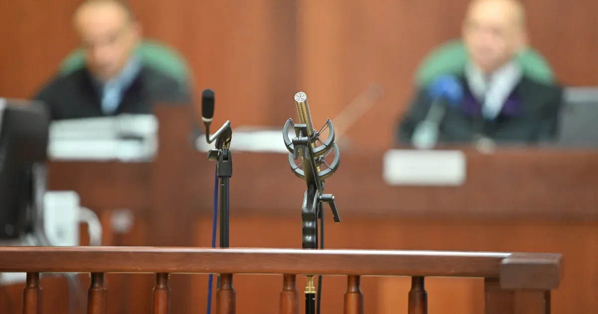 „Száz ember megölése vezet az üdvözüléshez” – 11 évet kapott a fiú, aki baltával ölte meg az anyját