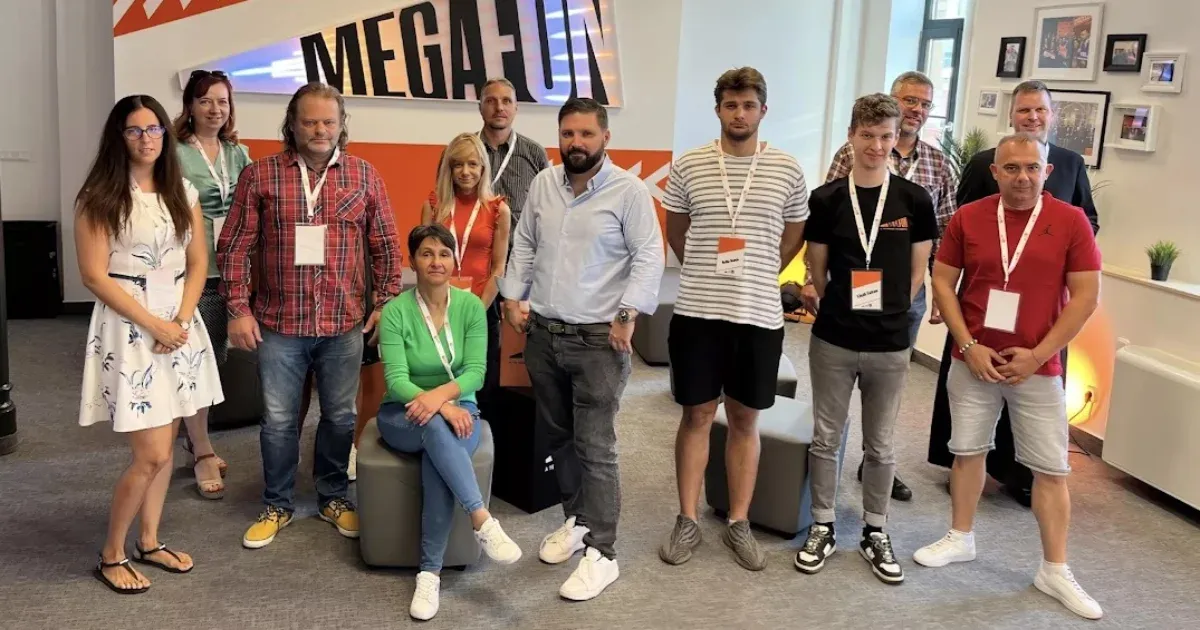 Bese Gergő reverendában végezte el a Megafon influenszerképzését