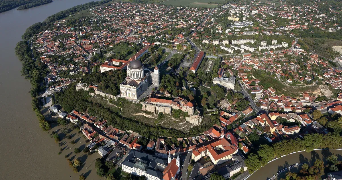 Víz alá került a Margit híd alatt futó villamospálya