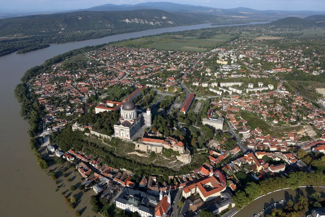 Már nem áll meg a metró a Batthyány téren, Komáromnál és Esztergomnál tetőzik a Duna