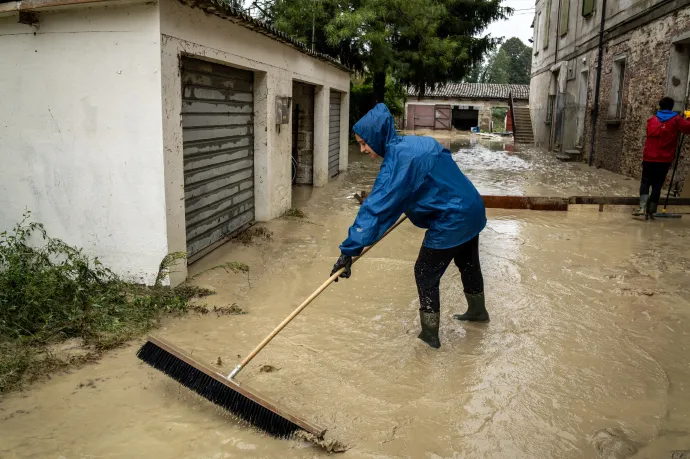 Fent egy elárasztott rész Lugóban szeptember 20-án, az alsó képen Faenzában takarítanak egy ház udvarán szeptember 19-én – Fotó: Ciro De Luca / Reuters és Federico Scoppa / AFP