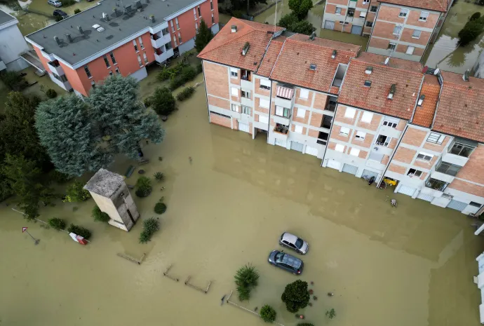 Fent egy elárasztott rész Lugóban szeptember 20-án, az alsó képen Faenzában takarítanak egy ház udvarán szeptember 19-én – Fotó: Ciro De Luca / Reuters és Federico Scoppa / AFP