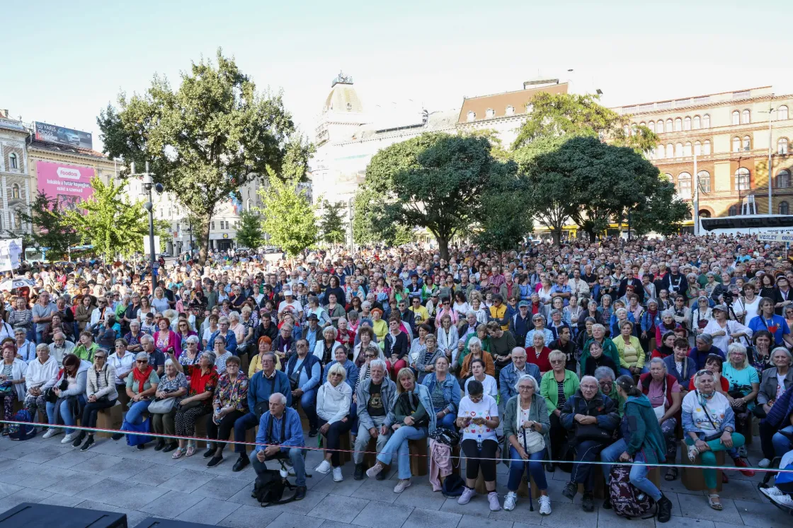 Bese Gergő atyák, Balog Zoltánok és a lefosott emberek emlegetésével tüntettek Iványi mellett