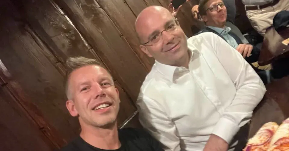 Zsíros deszkák felett, osztálytalálkozó alatt ült össze Magyar Péter a Nézőpont alapítójával