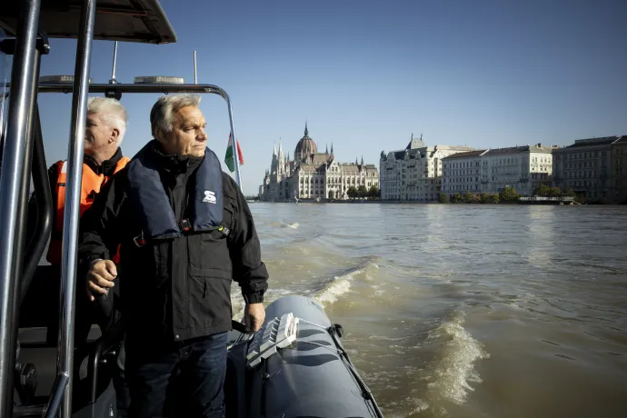 Orbán Viktor miniszterelnök az operatív törzs ülése után motorcsónakról ellenőrzi a dunai árvízvédelmi munkát Budapesten 2024. szeptember 21-én – Fotó: Fischer Zoltán / Miniszterelnöki Sajtóiroda / MTI