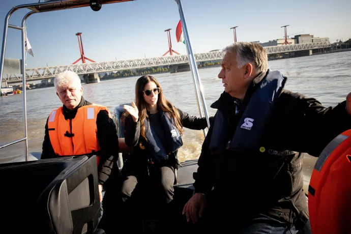 Orbán Viktor motorcsónakról ellenőrzi a dunai árvízvédelmi munkát Szentkirályi Alexandrával Budapesten 2024. szeptember 21-én – Fotó: Fischer Zoltán / Miniszterelnöki Sajtóiroda / MTI