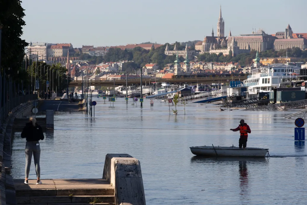 830 centin tetőzött a Duna Budapesten, illegális szemétlerakót öntött el a víz Csepelen