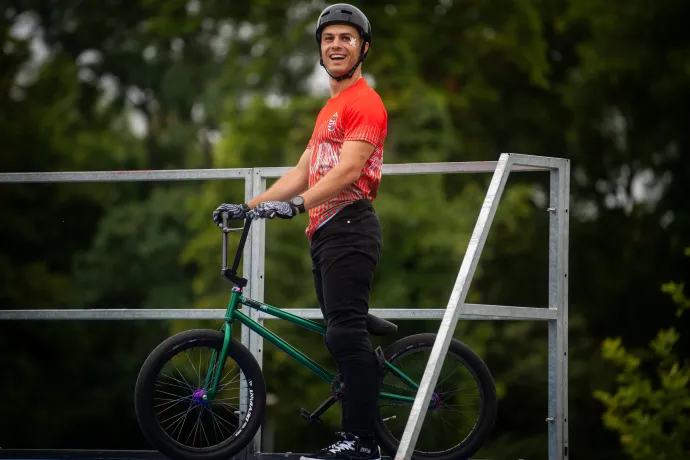 Kempf Zoltán a férfi BMX freestyle park versenyének döntőjében, a városi sportágak olimpiai kvalifikációjának második állomásán, a budapesti Orczy-kertben 2024. június 22-én – Fotó: Balogh Zoltán / MTi