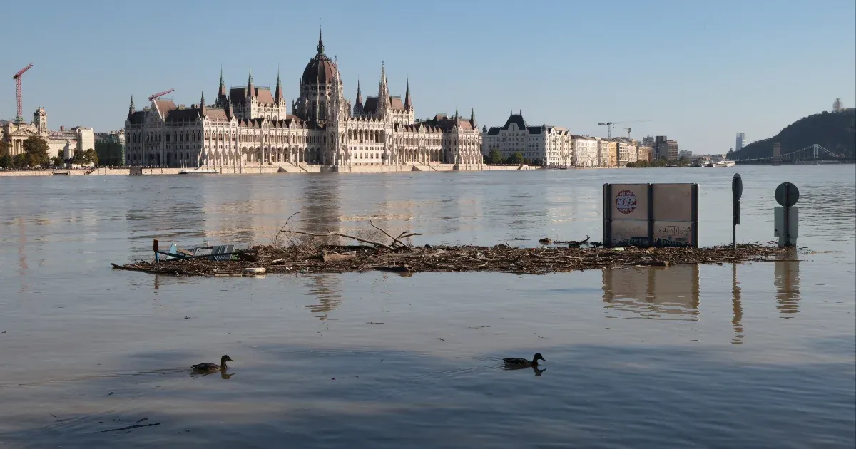 830 centin tetőzött a Duna Budapesten, illegális szemétlerakót öntött el a víz Csepelen