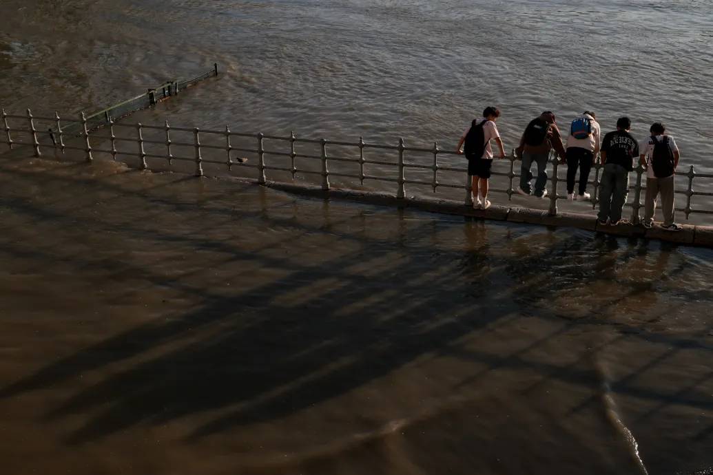 Piknikhangulat fogadta a tetőző Dunát a belvárosban