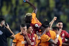 Sallai Roland csereként állt be az új klubjában, a Galatasaray nyerte a török rangadót