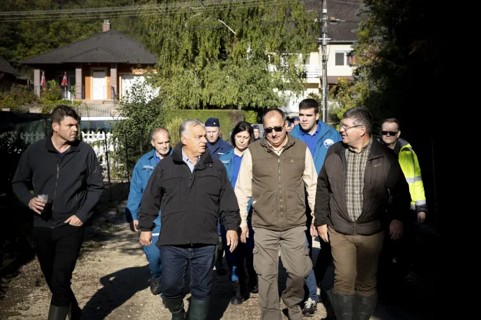 Orbán Viktor Kisapostagon ellenőrzi az árvízvédelmi munkálatokat szeptember 22-én. A miniszterelnök mellett Varga Gábor a térség fideszes országgyűlési képviselője és Nagy Attila polgármester – Fotó: MTI / Miniszterelnöki Sajtóiroda / Fischer Zoltán