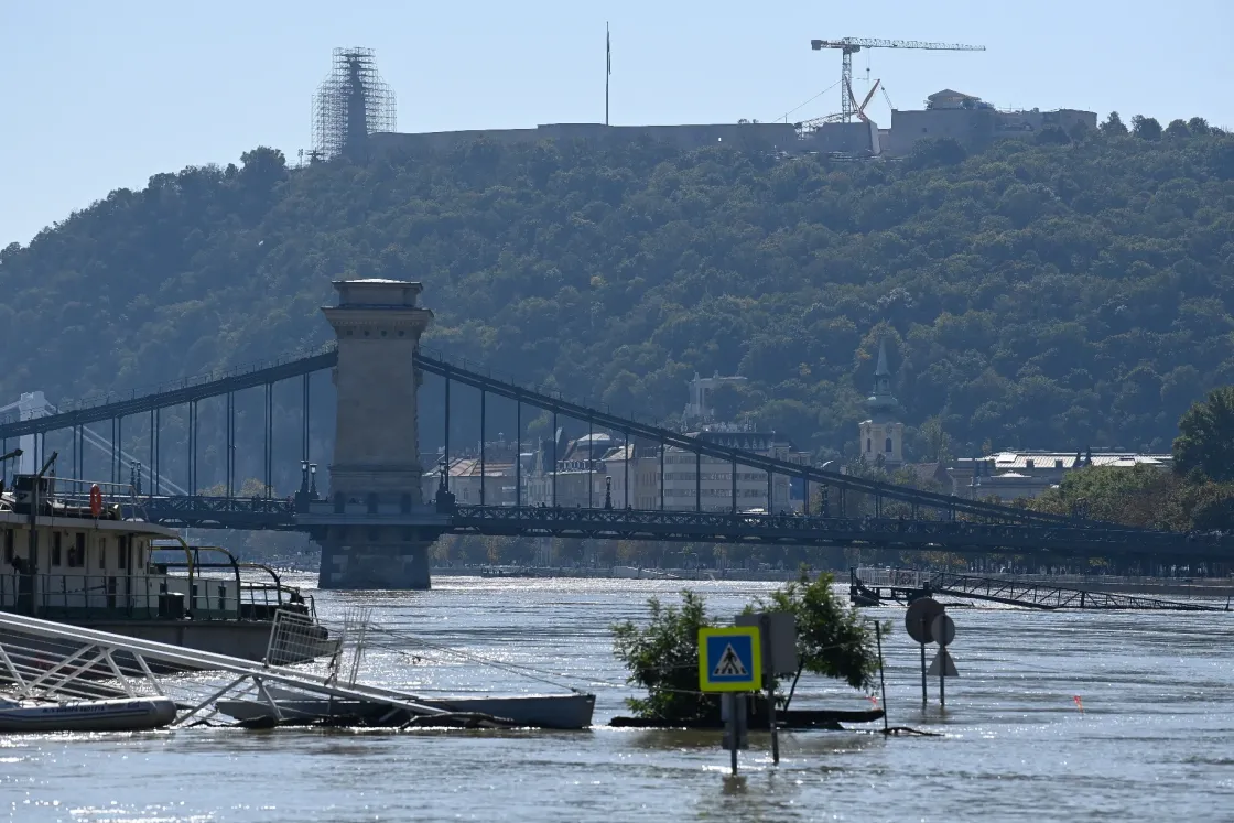 Újabb embert mentettek katonai helikopterrel, közben Paksnál tetőzik az árvíz