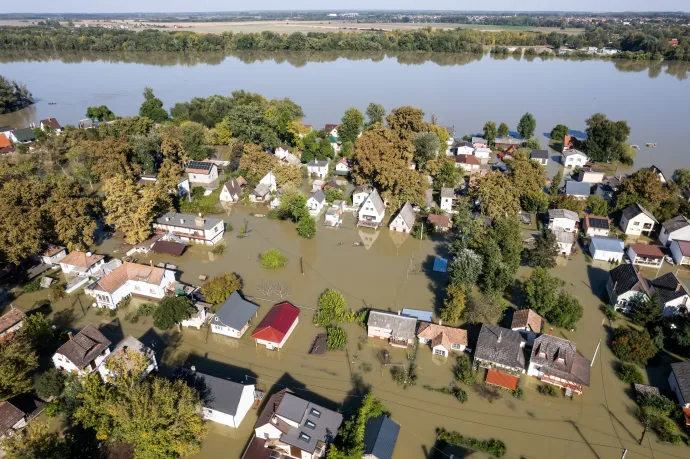 A felső két képen Baja, az alsókon Érsekcsanád 2024. szeptember 22-én – Fotó: Mónus Márton és Marko Djurica / Reuters