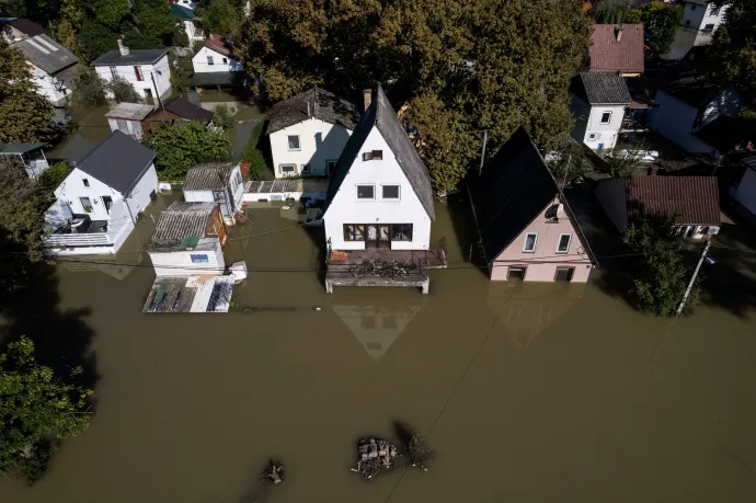 A felső két képen Baja, az alsókon Érsekcsanád 2024. szeptember 22-én – Fotó: Mónus Márton és Marko Djurica / Reuters