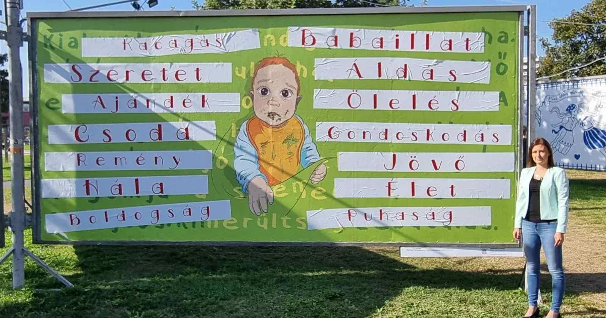 A Mi Hazánk szerint családellenes az ARC kiállítás egyik plakátja, önkényesen átragasztgatták